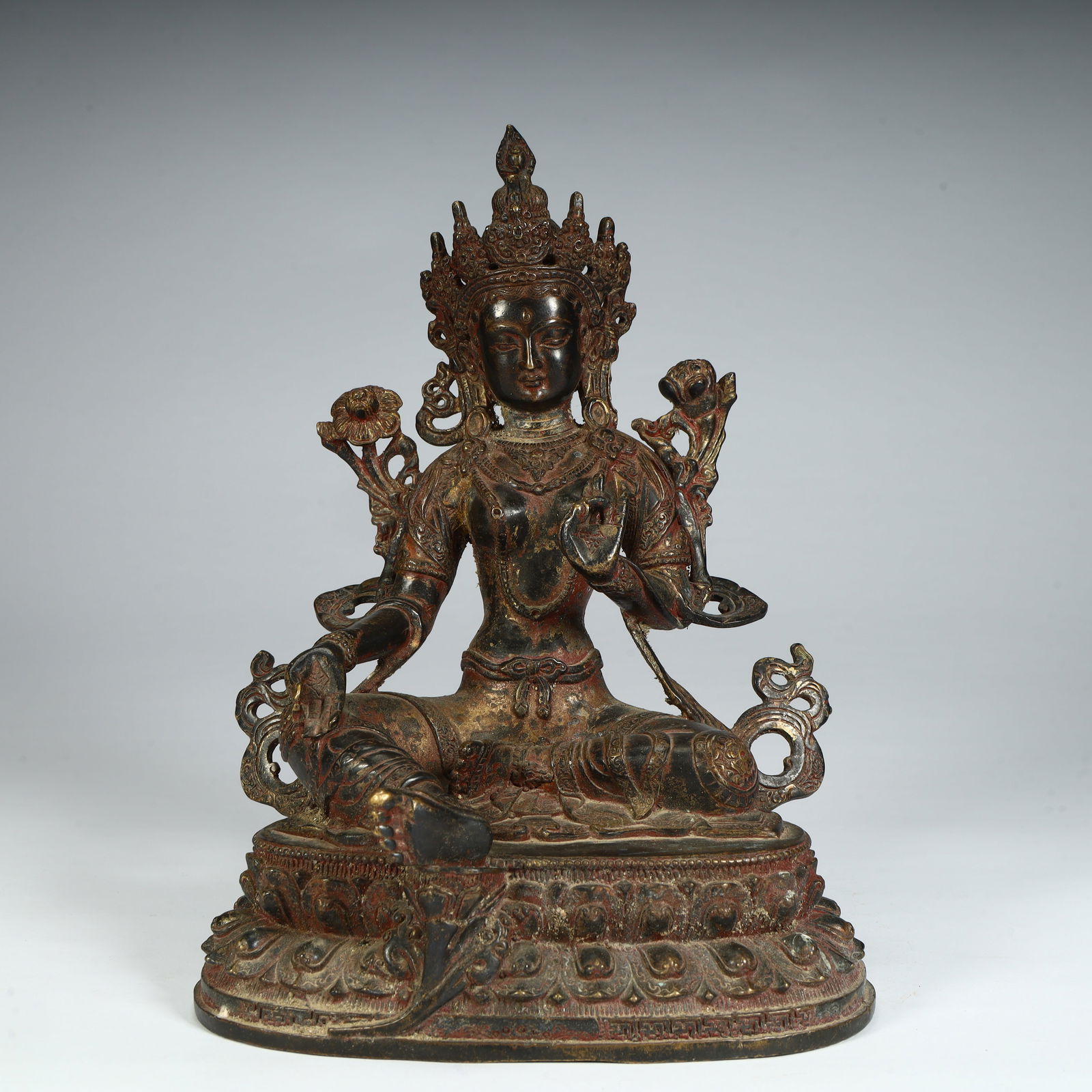 A statue of Tibetan Buddhist bronze white Tara: The bronze white Tara statue of Tibetan Buddhism SIZE: H:21cm L:15cm W:10.5cm W:906g (The Dimensions Of All Batches Are Manually Measured.If You Need More Detailed Information, Please Contact Our
