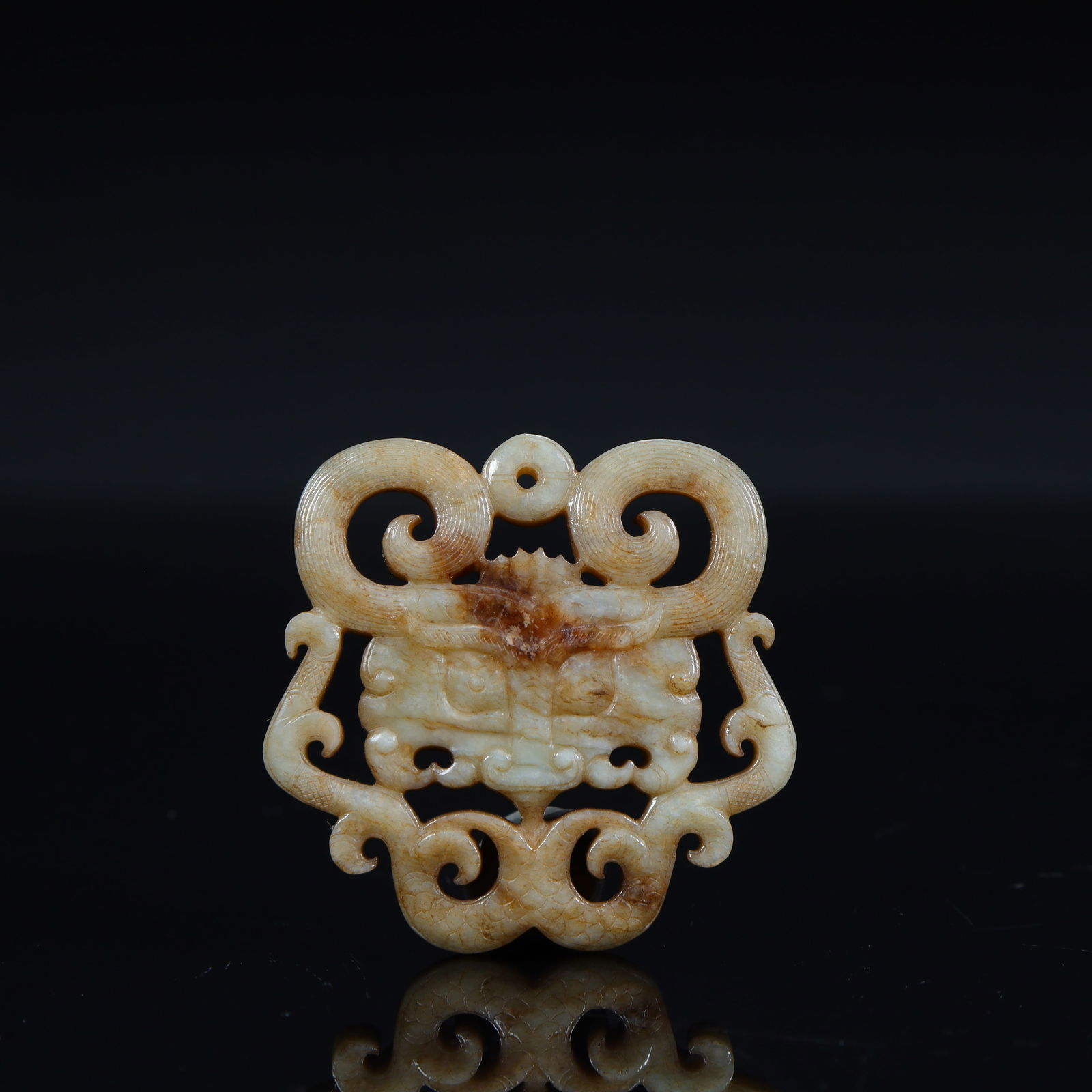 A Qing Dynasty Hetian jade color double dragon pattern pendant: Qing Dynasty Hetian jade color double dragon pattern pendant SIZE: L:5.3cm W:5cm W:32.8g (The Dimensions Of All Batches Are Manually Measured.If You Need More Detailed Information, Please Contact Our