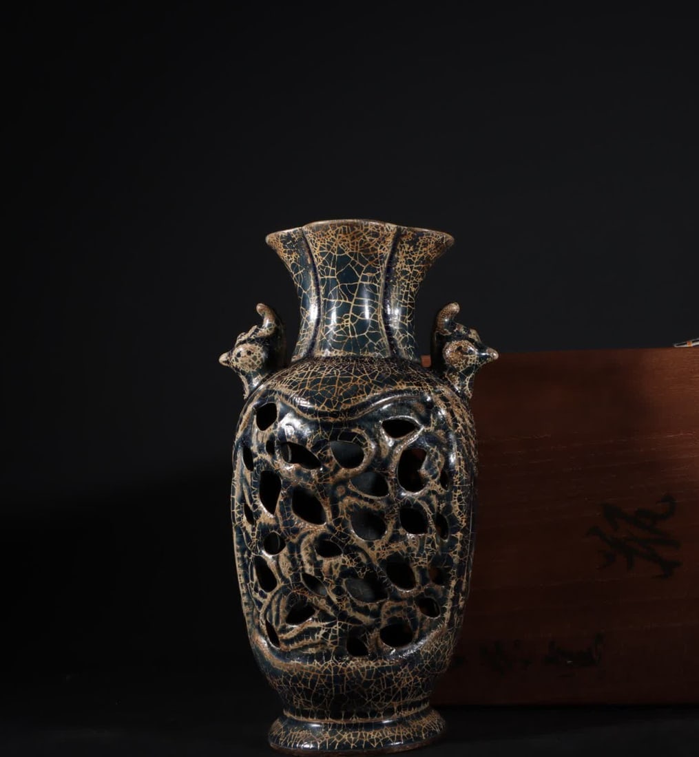 A Song Dynasty firewood kiln hollow bottle (1 of 9)