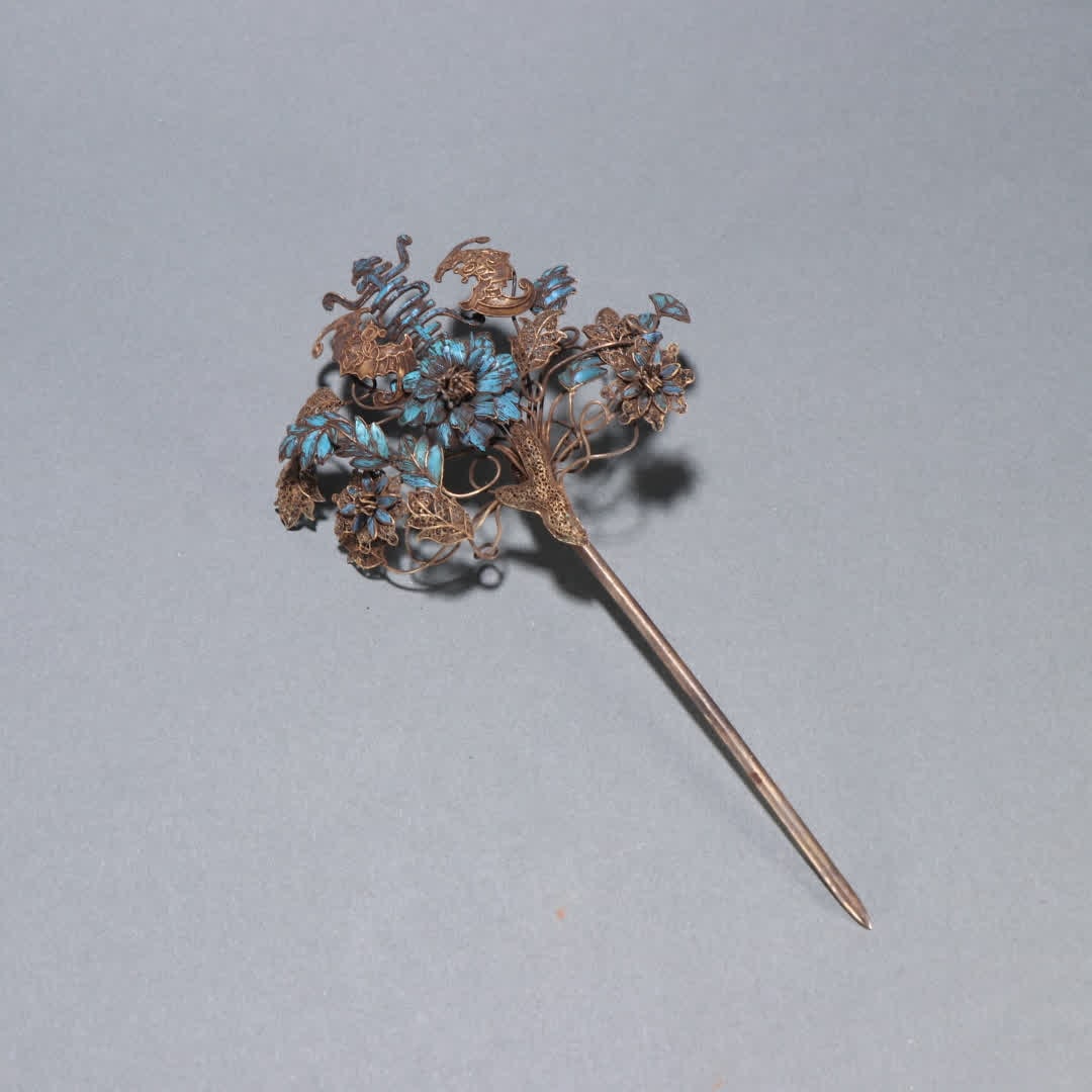 A Qing Dynasty silver-gilt emerald "Fushou Shuangquan" hairpin: Qing Dynasty silver gilt emerald "Fushou Shuangquan" hairpin SIZE: L:17cm W:8.6cm W:27.3g (The Dimensions Of All Batches Are Manually Measured.If You Need More Detailed Information, Please Contact Our