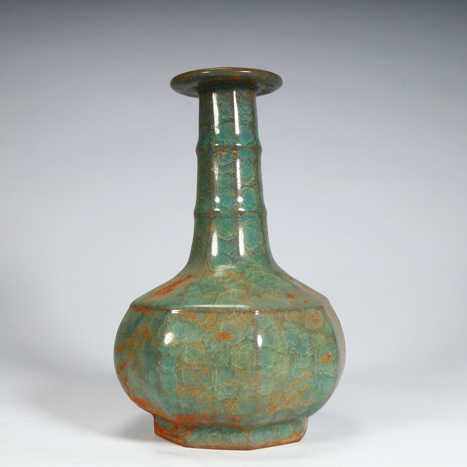 A Song Dynasty official kiln ice crack celadon string pattern eight-sided long-necked bottle (1 of 9)