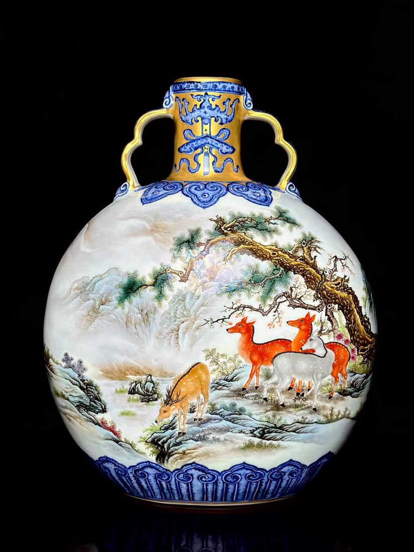 A piece of Qianlong year of the Qing Dynasty blue and white ruyi bat painted with gold rim deer: Qianlong year system of the Qing Dynasty blue and white ruyi bat painting gold rim group of deer Tongjing ruyi ears holding the moon bottle SIZE: mouthD:5cm H:31.5cm abdominalD:24.8cm Bottom diameter