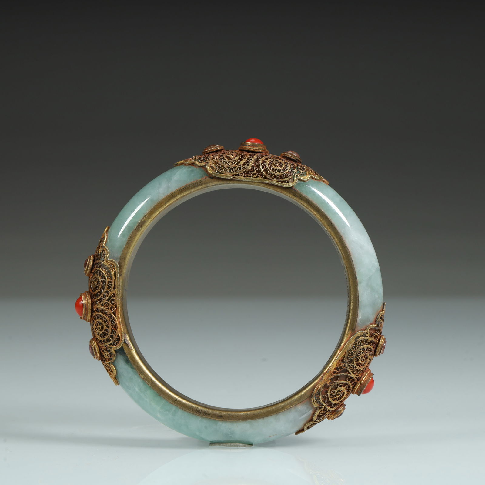 A jadeite inlaid silk bracelet of the Qing Dynasty (1 of 9)