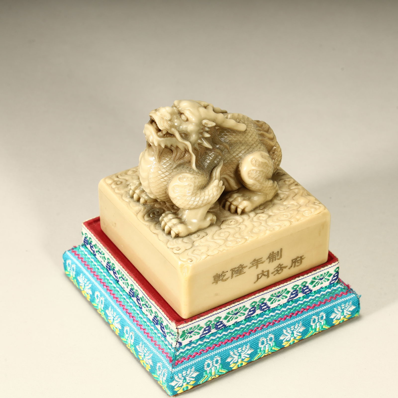 A Qing Dynasty fine Shoushan stone auspicious beast seal: Qing Dynasty boutique Shoushan stone auspicious beast seal SIZE: H:7.5cm L:7cm W:7cm W:499g (The Dimensions Of All Batches Are Manually Measured.If You Need More Detailed Information, Please Contact O