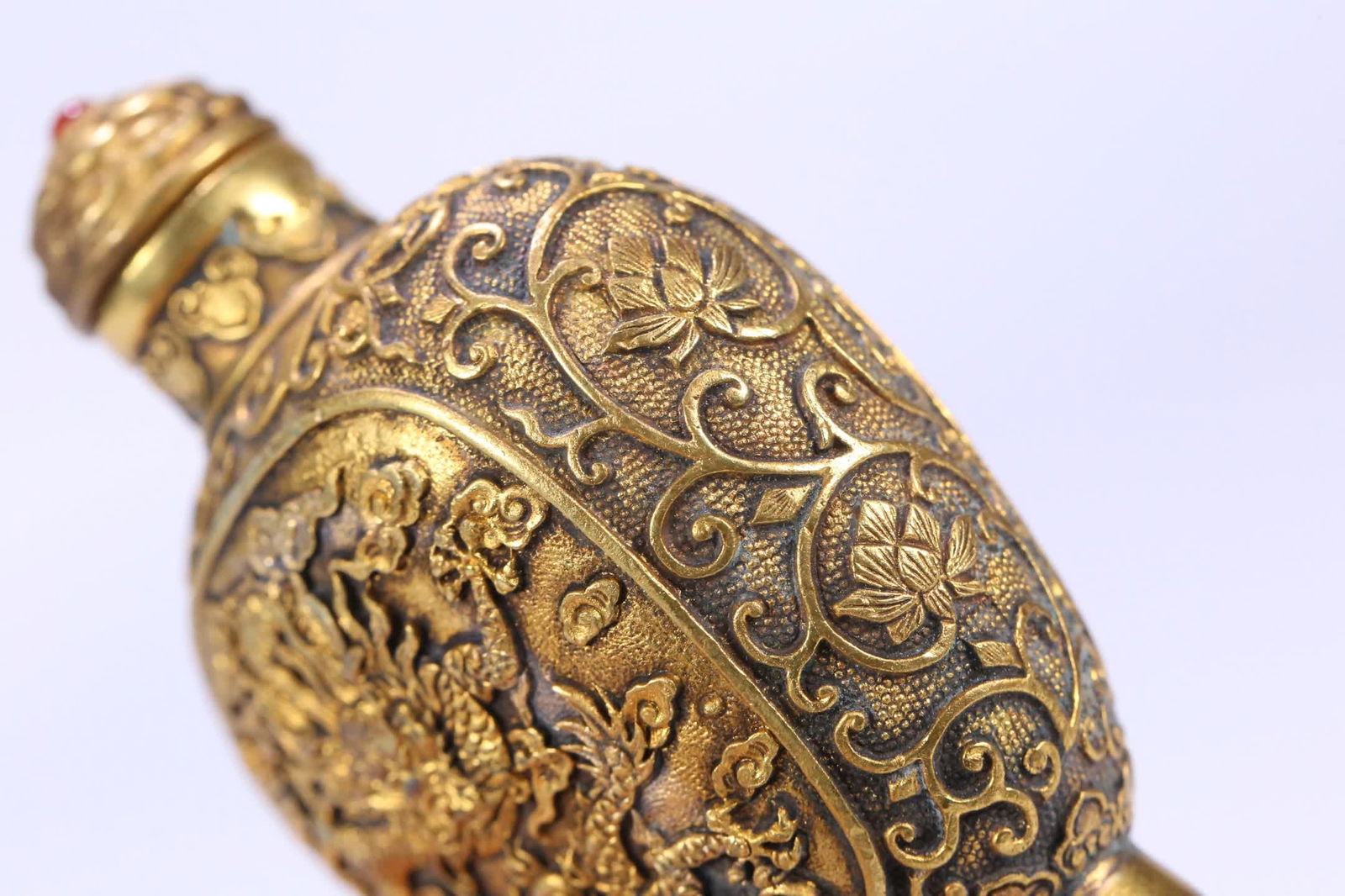 A copper-gilt dragon-patterned snuff bottle - 8