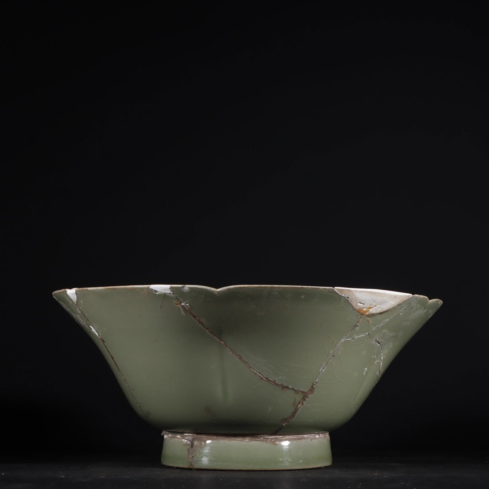 A Song Dynasty celadon lotus petal bowl: Song Dynasty celadon lotus petal bowl SIZE: H:9cm W:22cm (The Dimensions Of All Batches Are Manually Measured.If You Need More Detailed Information, Please Contact Our Customer Service Before Bidding.