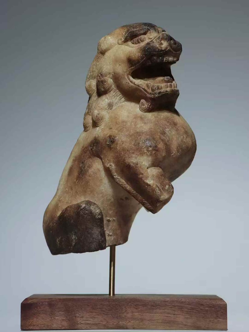 A white jade lion in the Tang Dynasty (1 of 9)