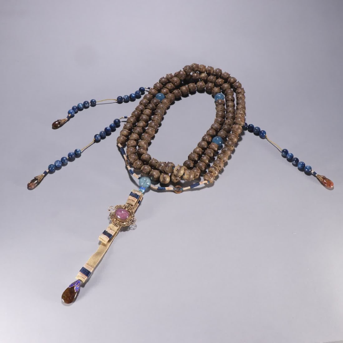 A Qing Dynasty agarwood rosary: Qing Dynasty Agarwood rosary SIZE: Bead diameter 1.3cm (The Dimensions Of All Batches Are Manually Measured.If You Need More Detailed Information, Please Contact Our Customer Service Before Bidding.)