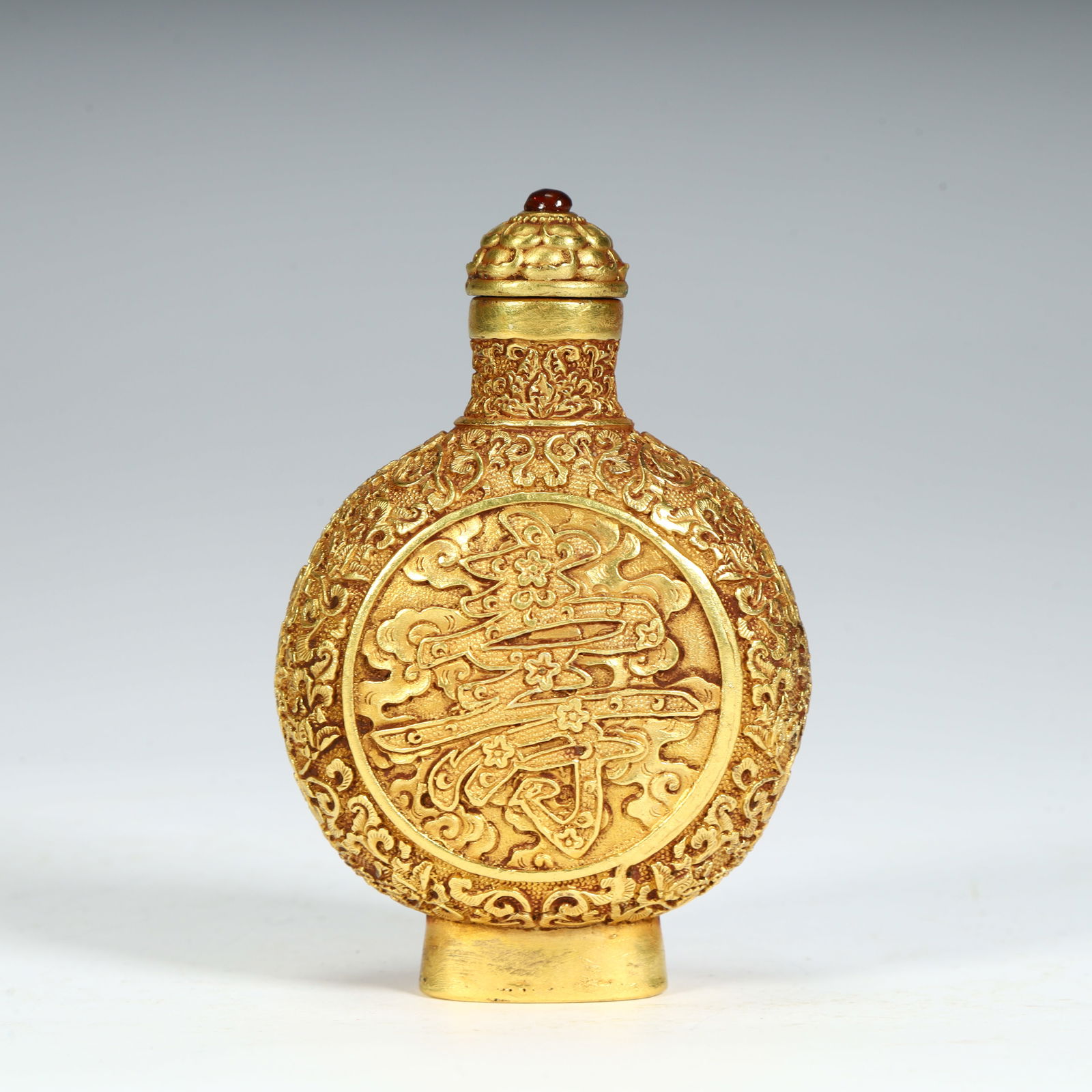 A gold shouzi pattern snuff bottle from the Qing Dynasty (1 of 9)