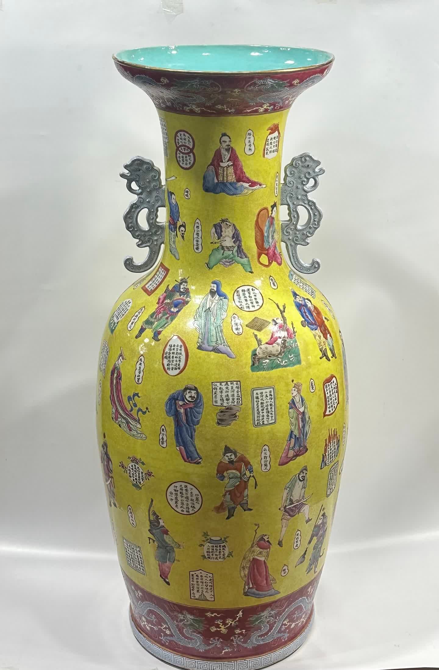 A Qianlong year of the Qing Dynasty Huangdi Wushuang Amphora vase (1 of 12)