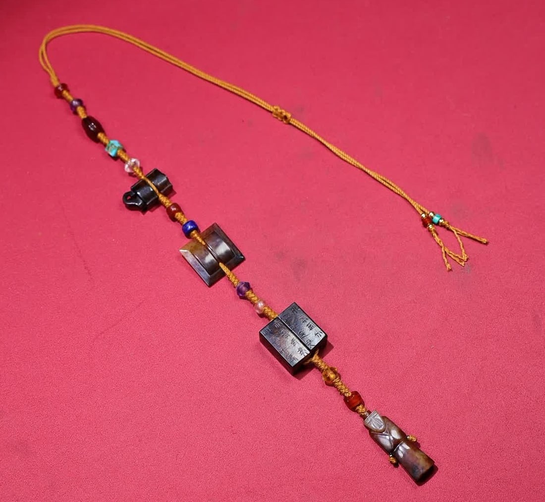 A set of Han Dynasty jade gang mao Yan Mao Sinan Weng Zhong Gong character pei: Han Dynasty jade gang mao Yan Mao Sinan Weng Zhong Gong character pendant SIZE: Weng Zhong 34x11x6mm Total W: 44g (The Dimensions Of All Batches Are Manually Measured.If You Need More Detailed Informa