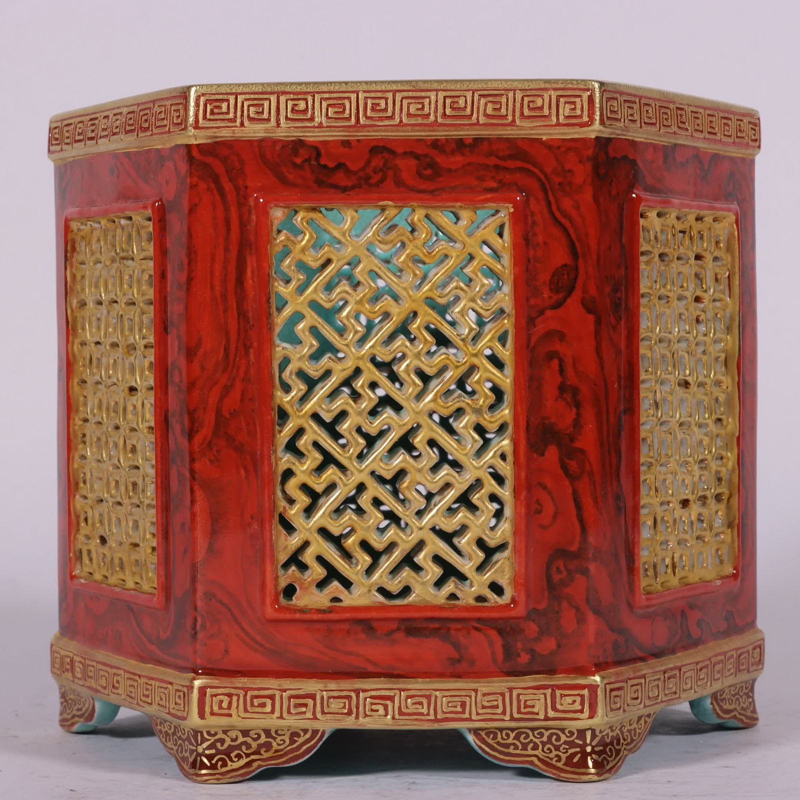 A Qing Qianlong wood-grain glazed gold-painted hollow hexagonal pen holder: Qing Qianlong wood grain glaze gold-painted hollow hexagonal pen holder SIZE: H:12.8cm abdominalD:14.8cm (The Dimensions Of All Batches Are Manually Measured.If You Need More Detailed Information, Ple