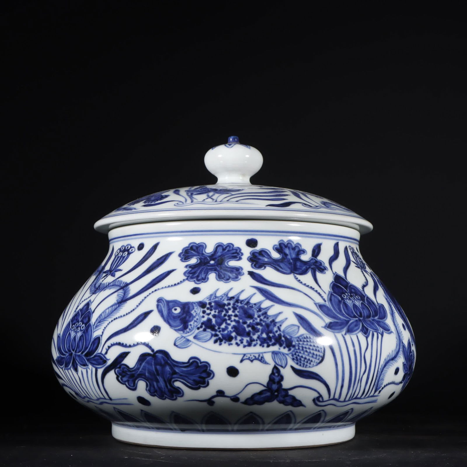 A jar with a broccoli algae pattern lid: Broccoli fish algae pattern lid jar SIZE: H:19.5cm W:22.5cm (The Dimensions Of All Batches Are Manually Measured.If You Need More Detailed Information, Please Contact Our Customer Service Before Biddi