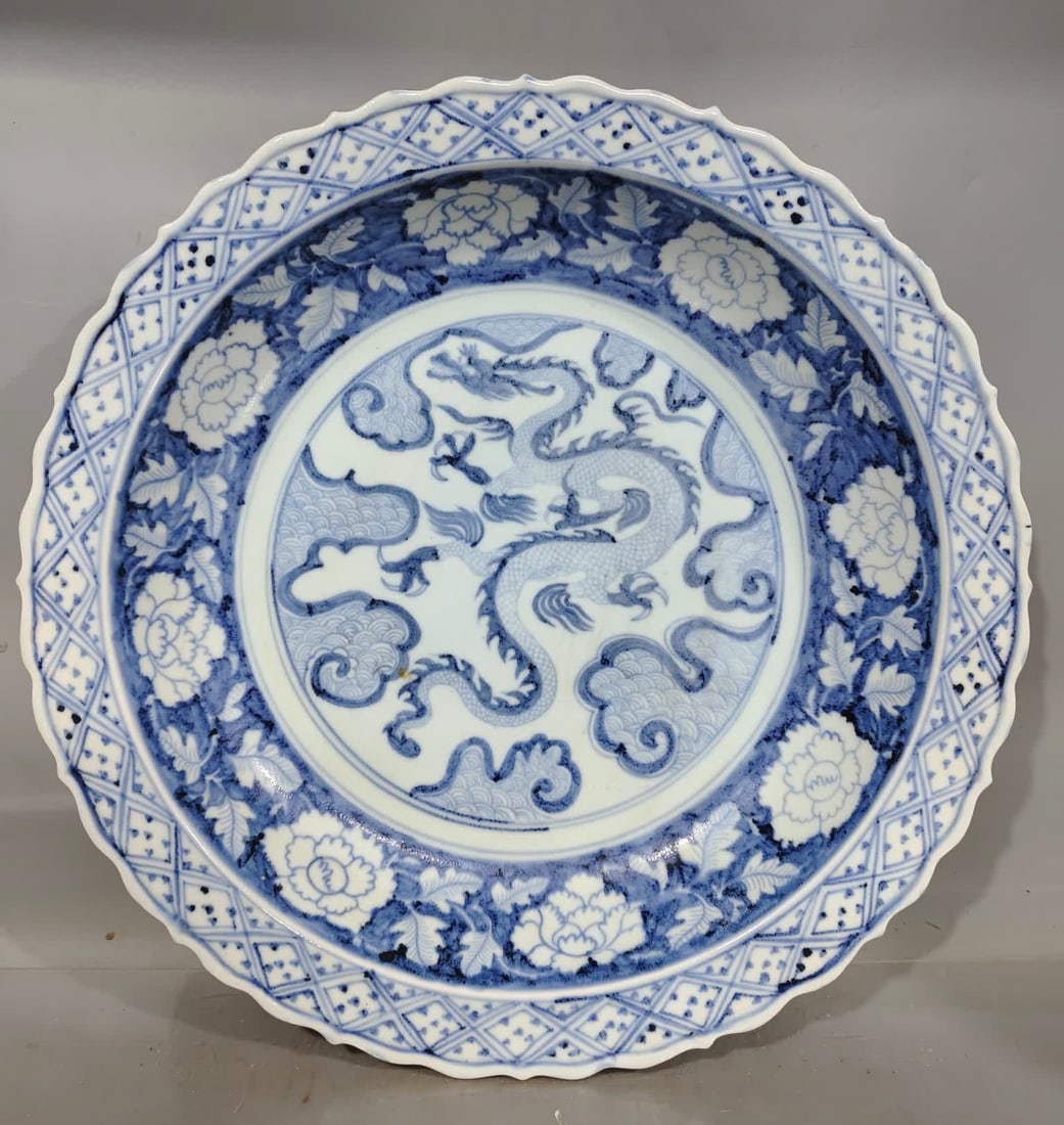 A Ming Dynasty blue and white cloud dragon pattern diamond mouth plate: Ming Dynasty blue and white cloud dragon pattern diamond mouth large plate SIZE: H:8cm W:47.5cm (The Dimensions Of All Batches Are Manually Measured.If You Need More Detailed Information, Please Conta