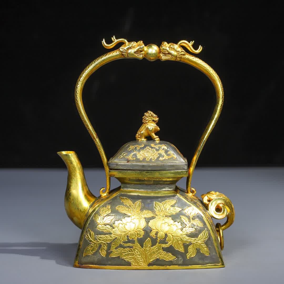 A partially gilded relief worker's pot: A partial gilt relief worker's pot SIZE: W:586g H:18cm W:13cm (The Dimensions Of All Batches Are Manually Measured.If You Need More Detailed Information, Please Contact Our Customer Service