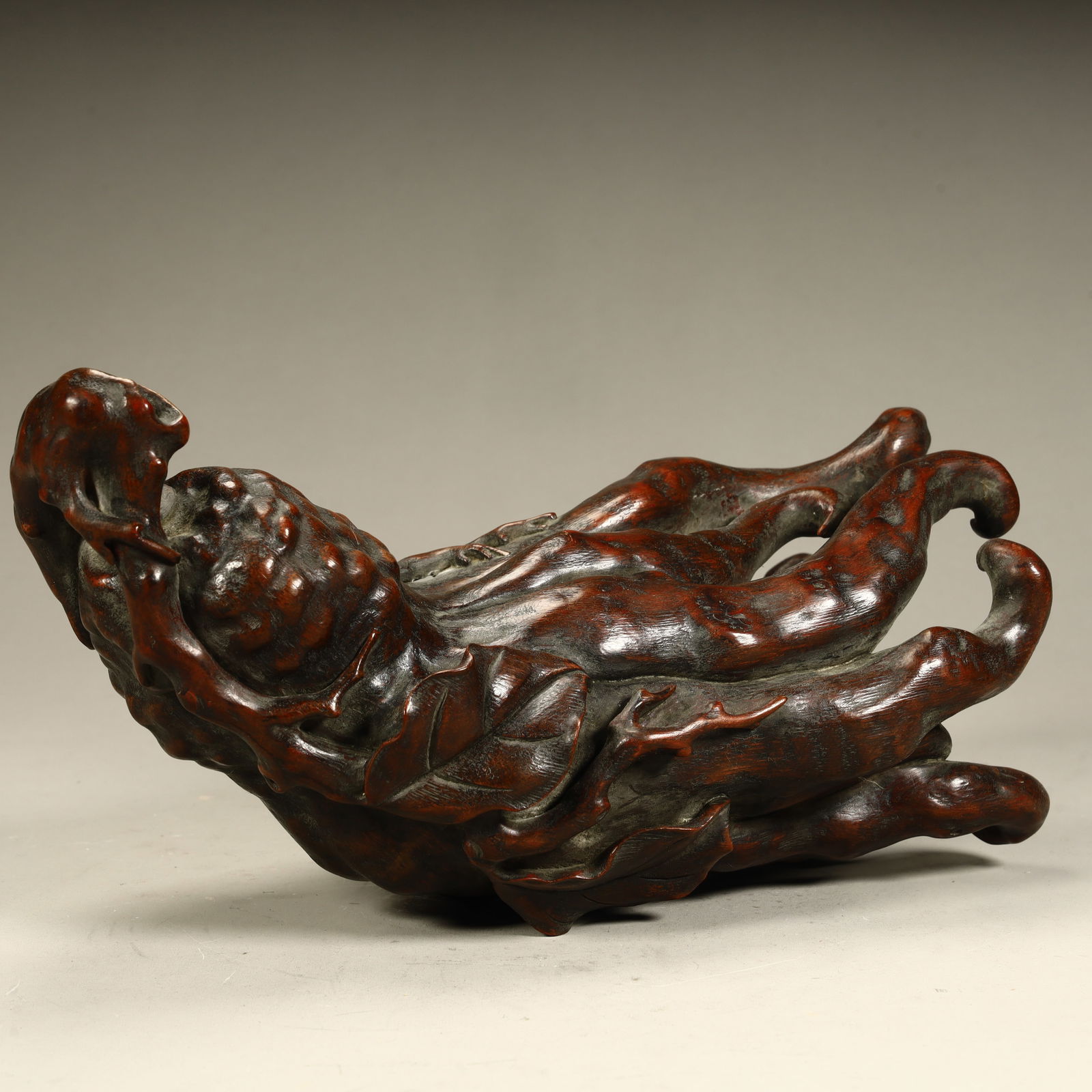 A Qing Dynasty bamboo root carved Buddha's hand ornament: Qing Dynasty bamboo root carving Buddha's hand ornament SIZE: H:14cm L:27cm W:15cm W:557.7g (The Dimensions Of All Batches Are Manually Measured.If You Need More Detailed Information, Please Contact O