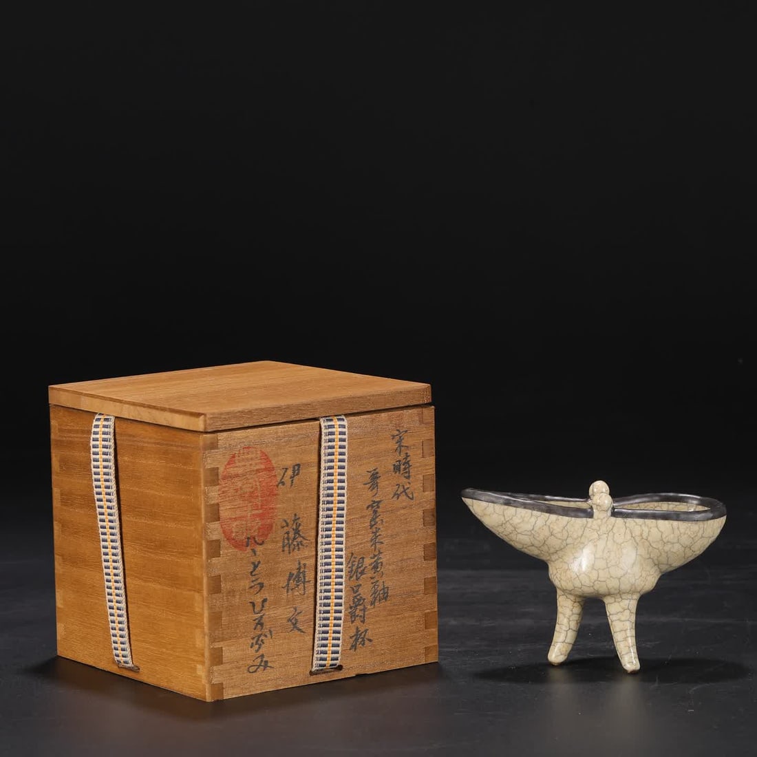 A piece of Northern Song Dynasty Ge kiln beige glazed silver cup "Shoucheng Hall": Northern Song Dynasty Ge kiln beige glazed silver cup "Shoucheng Hall" SIZE: H:8.5cm mouthD:12.5cm (The Dimensions Of All Batches Are Manually Measured.If You Need More Detailed Information, Please Co