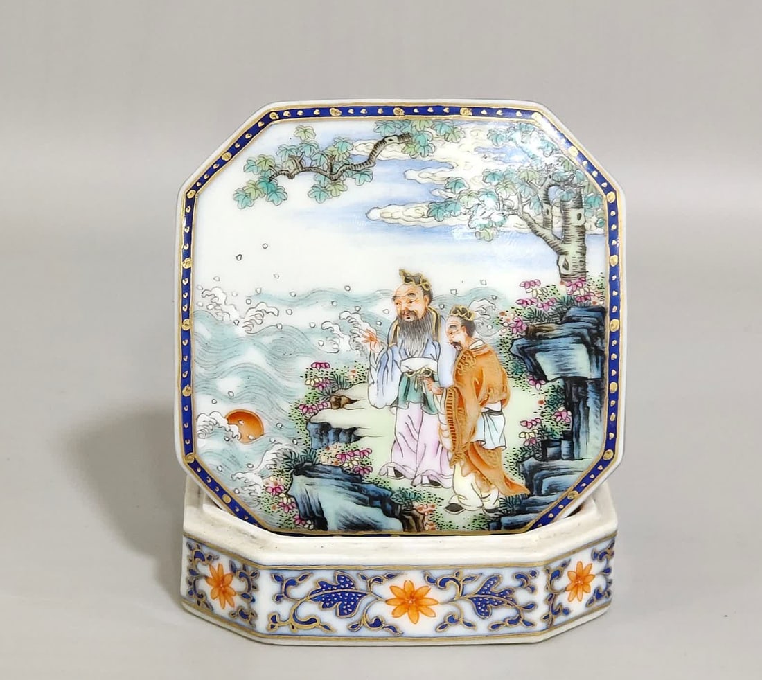 A Qing Dynasty Qianlong gilded character picture story Bafang rouge box: Qing Dynasty Qianlong gilded character picture story Bafang rouge box SIZE: H:2.8cm mouthD:6.9cm (The Dimensions Of All Batches Are Manually Measured.If You Need More Detailed Information, Please Cont