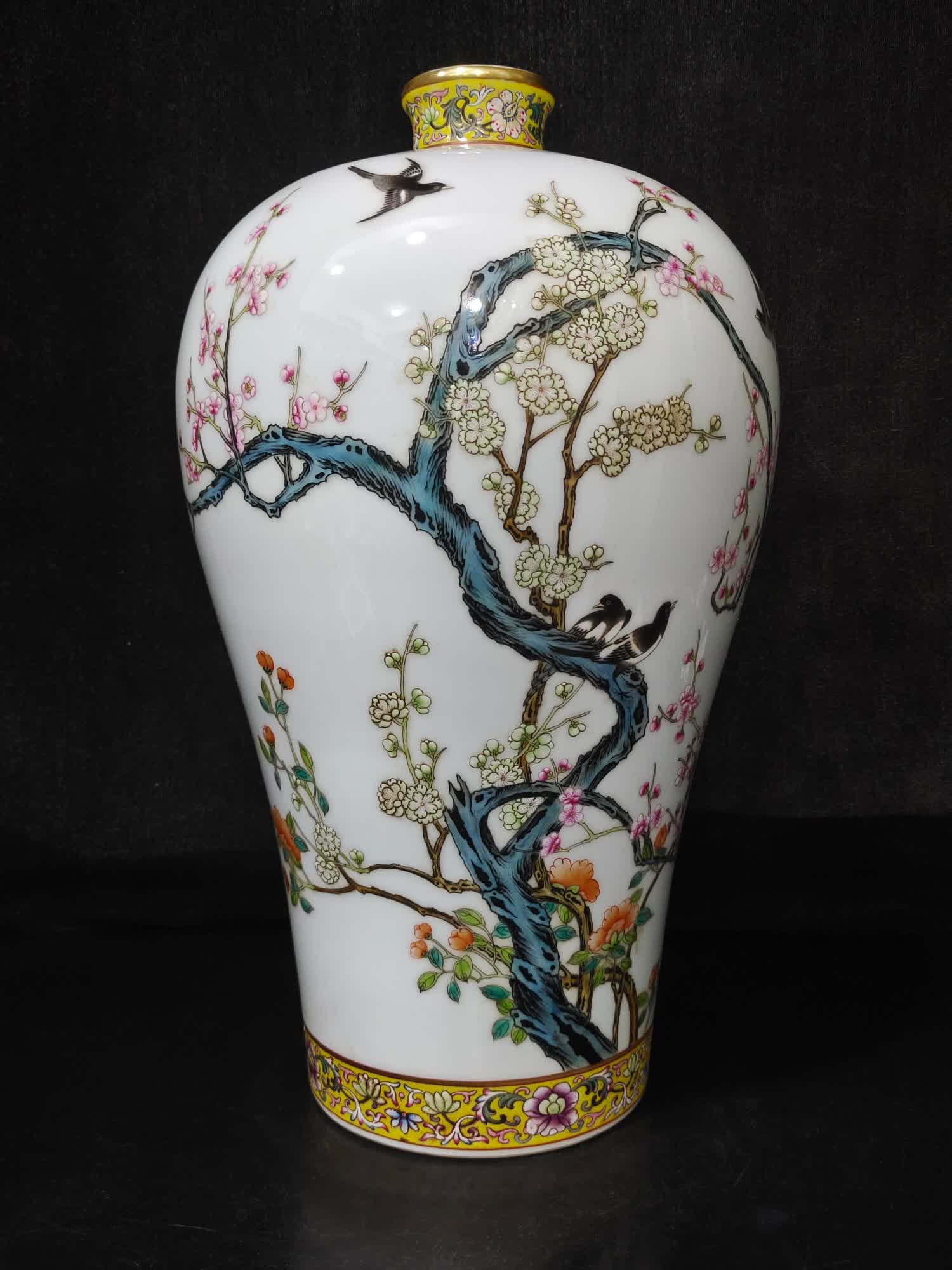 A piece of Yongzheng year of the Qing Dynasty pastel plum vase (1 of 9)