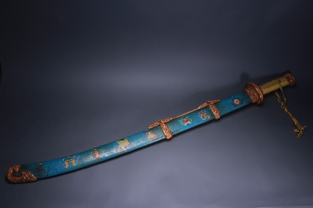 A cloisonné gilt floral pattern saber: cloisonné gilt floral pattern saber SIZE: Total L: 99cm W: 5cm Blade L: 76.5cm W: 3.5cm Total W: 2427g (The Dimensions Of All Batches Are Manually Measured.If You Need More Detailed Information, Plea