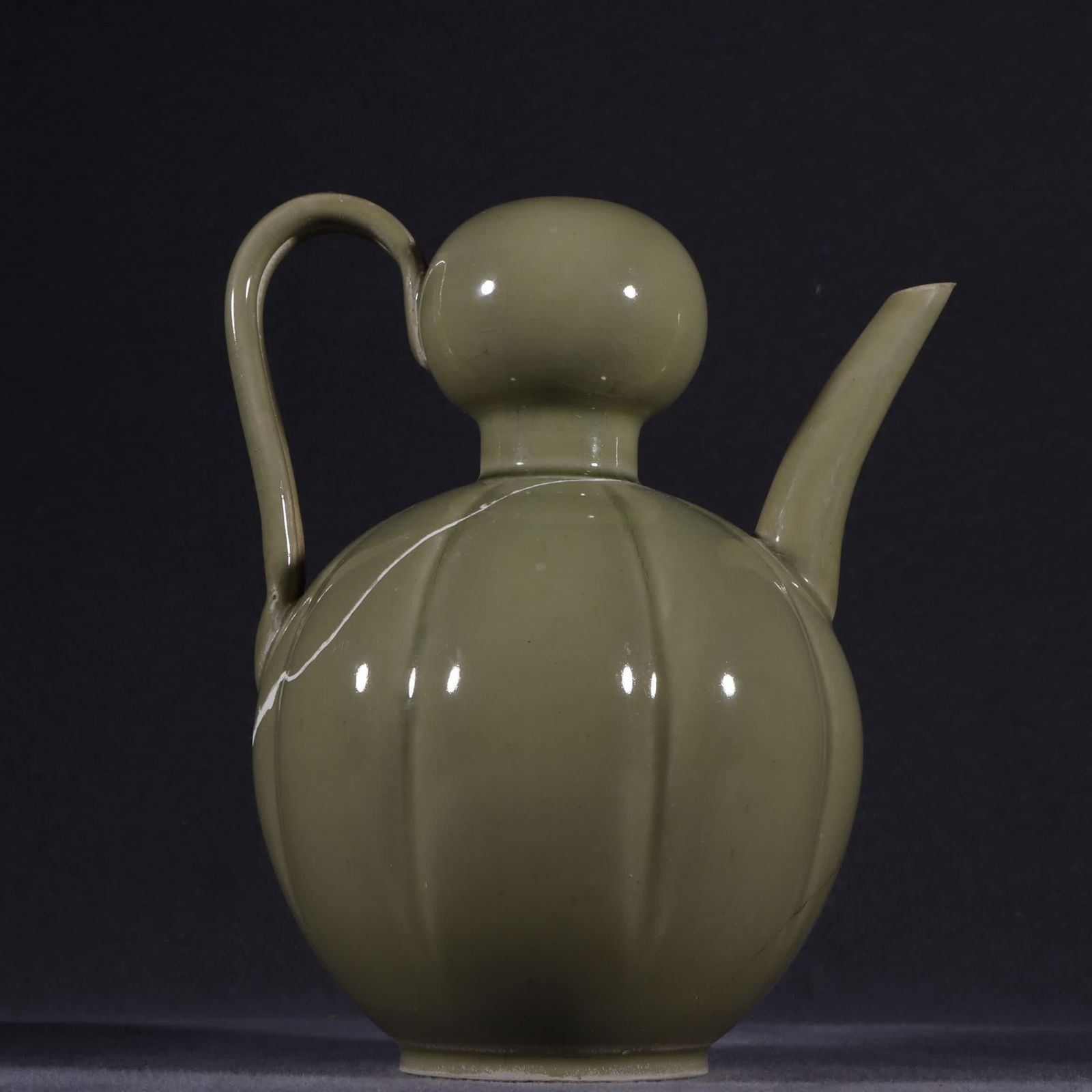 A secret celadon pot of the five dynasties of the Tang Dynasty (1 of 9)