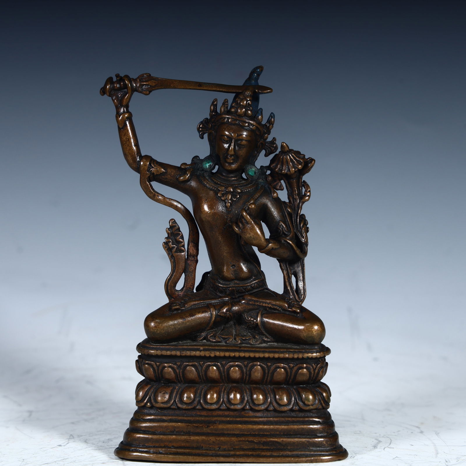 A statue of Manjushri Bodhisattva in the Qing Dynasty: Qing Dynasty Tibetan bronze Manjushri Bodhisattva statue SIZE: H:17cm L:12cm W:5cm W:762.2g (The Dimensions Of All Batches Are Manually Measured.If You Need More Detailed Information, Please Contact O