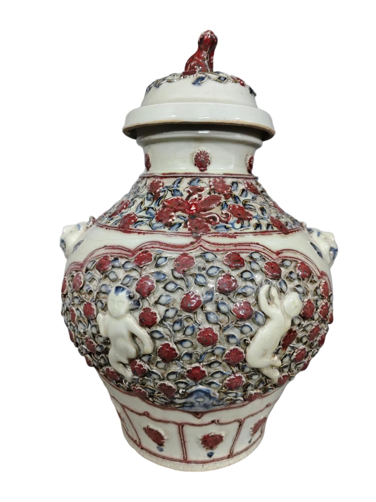 A Ming Dynasty blue and white glaze red paste plastic baby play pattern animal ear lid jar: Ming Dynasty blue and white glaze red paste plastic baby play pattern animal ear lid jar SIZE: H:47cm W:27cm (The Dimensions Of All Batches Are Manually Measured.If You Need More Detailed Information,