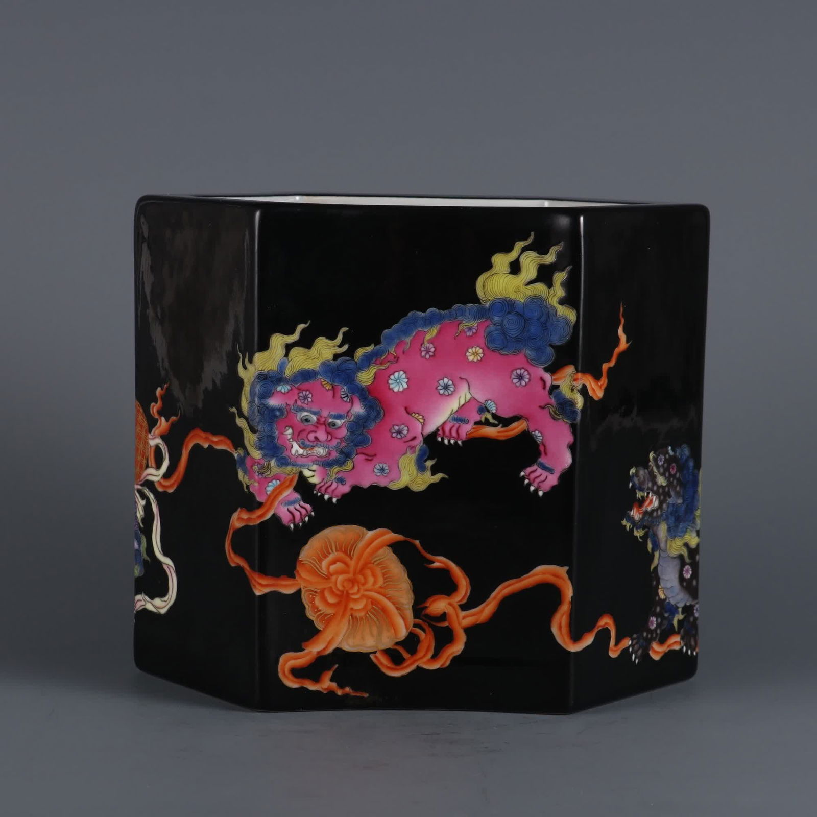 A six-sided pen holder made in the Qianlong era of the Qing Dynasty with a black background pastel: Qing Qianlong year black background pastel lion ball hexagonal pen holder SIZE: H:14.6cm mouthD:17cm (The Dimensions Of All Batches Are Manually Measured.If You Need More Detailed Information, Please