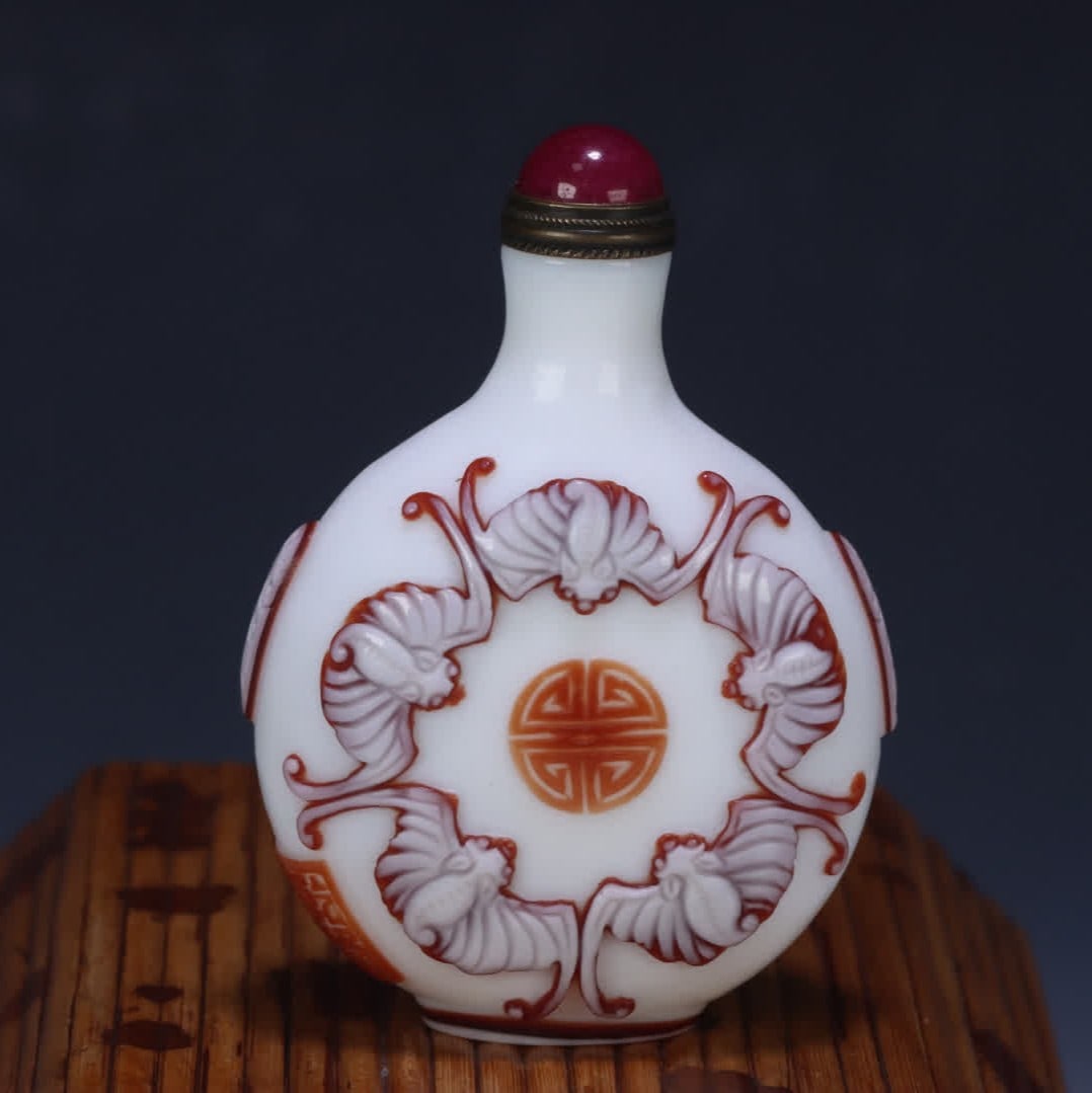 A clearer set of five blessings to hold the longevity pattern snuff bottle (1 of 9)