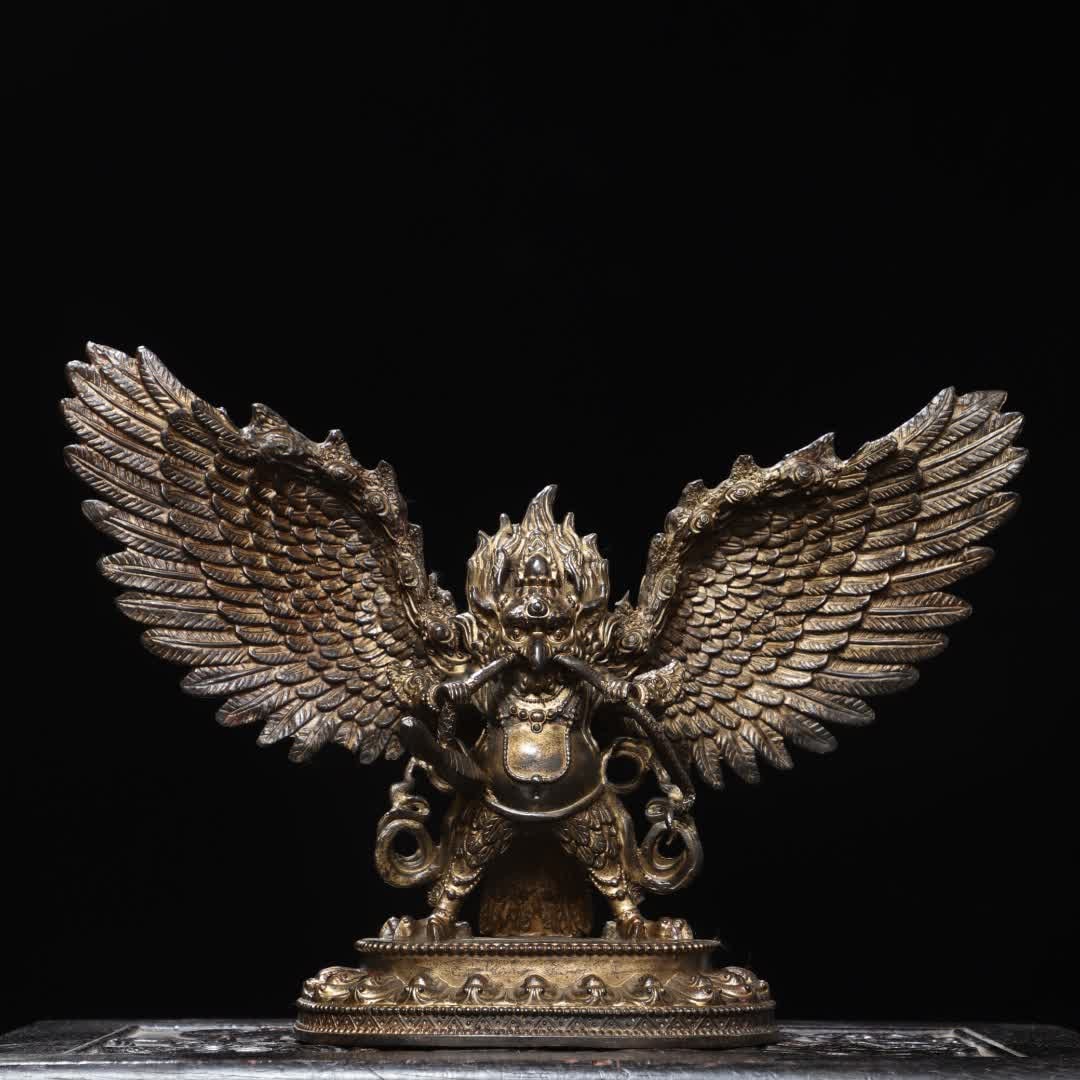 A bronze clay gold roc Buddha statue: Copper clay gold roc Buddha statue SIZE: H:25cm W:37cm T:9.5cm W:2.6kg (The Dimensions Of All Batches Are Manually Measured.If You Need More Detailed Information, Please Contact Our Customer Service B