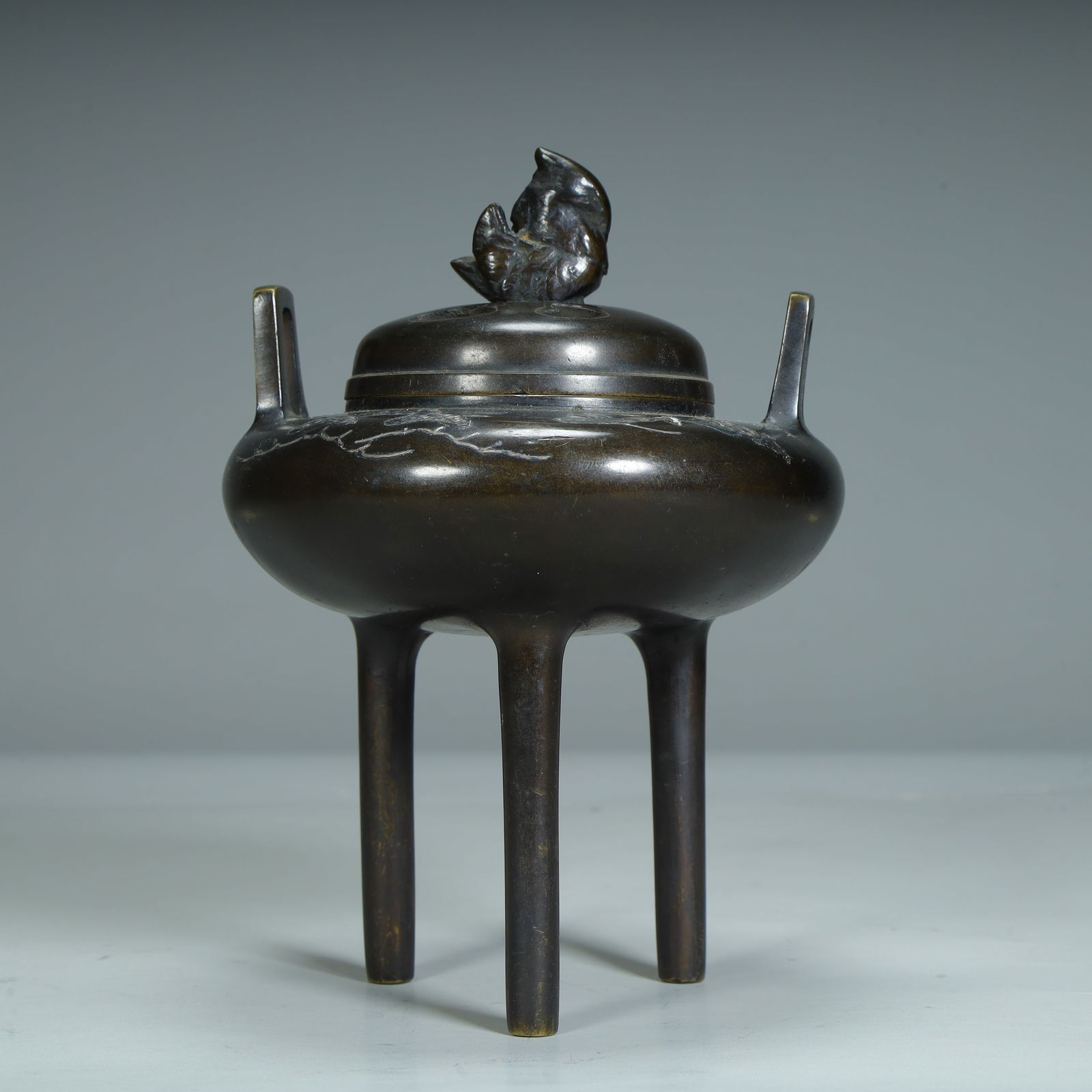 A Qing Dynasty silver wire three-legged copper smoker: Qing Dynasty inlaid silver wire three-legged copper smoker SIZE: H:15cm L:11cm W:11cm W:601g (The Dimensions Of All Batches Are Manually Measured.If You Need More Detailed Information, Please Contact