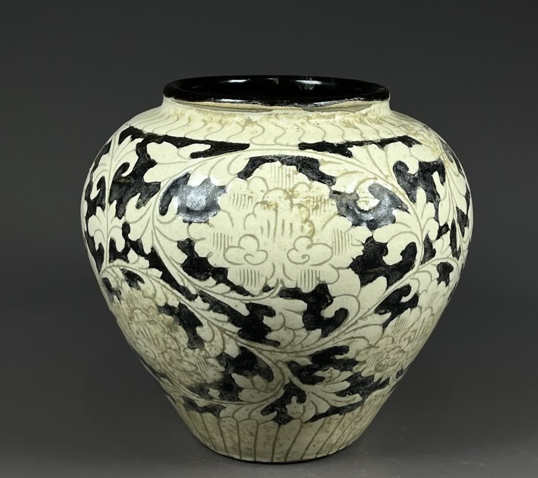 A piece of Song Cizhou kiln peony flower picture jar (1 of 9)
