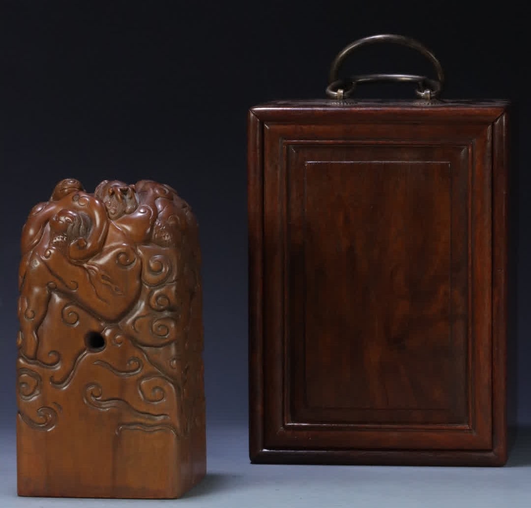 A sandalwood Qianlong imperial pen treasure dragon pattern seal: Sandalwood Qianlong imperial pen of the treasure dragon pattern seal SIZE: 18.05x10.1x9.65cm W:1374g (The Dimensions Of All Batches Are Manually Measured.If You Need More Detailed Information, Please