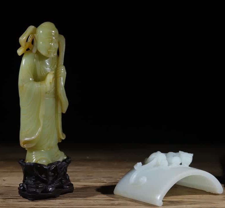 A Qing Dynasty topaz arhat ornament (1 of 9)