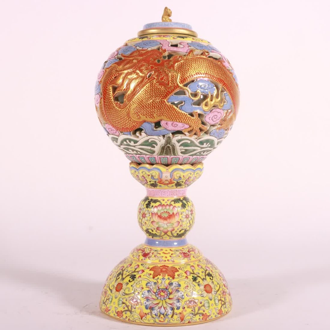 A piece of Qing Qianlong enamel color yellow ground entwined lotus fish leaping dragon gate official: Qing Qianlong enamel color yellow ground entangled lotus fish leaping dragon gate official hat holder SIZE: H:27cm abdominalD:15cm (The Dimensions Of All Batches Are Manually Measured.If You Need More