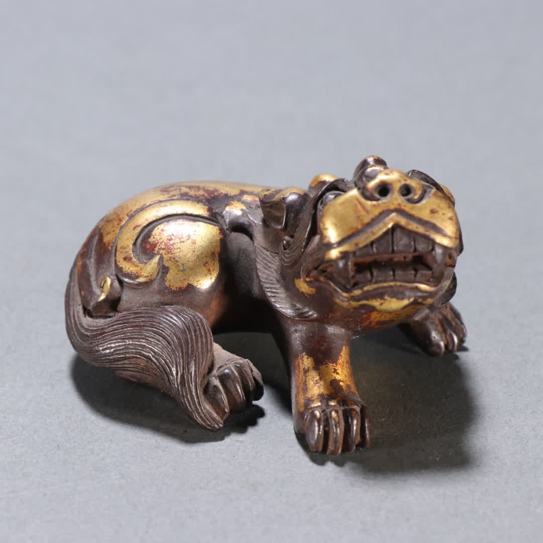 A copper gilt beast ornament: Copper gilt beast ornaments SIZE: H:3.9cm W:5.7cm W:167.6g (The Dimensions Of All Batches Are Manually Measured.If You Need More Detailed Information, Please Contact Our Customer Service Before Biddin