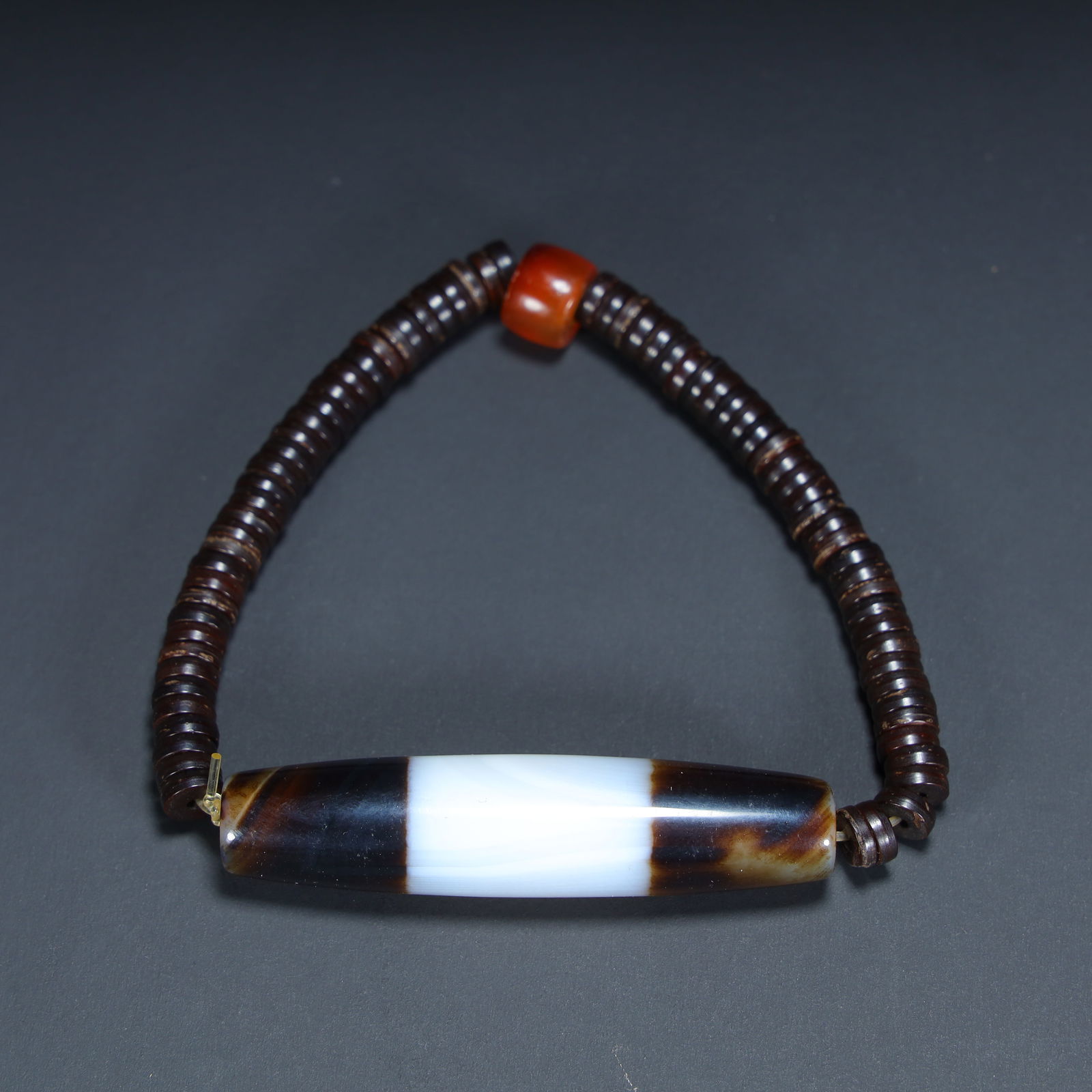 A "One Line of Heaven" Dzi with coconut shell slice bracelet: "One Line of Heaven" Dzi with coconut shell slice bracelet SIZE: L:5.8cm W:13.4cm W:22.5g (The Dimensions Of All Batches Are Manually Measured.If You Need More Detailed Information, Please Contact Our
