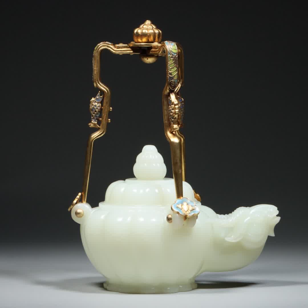 A Qing Dynasty Hetian jade white jade sheep's head pot lifting beam pot (1 of 9)