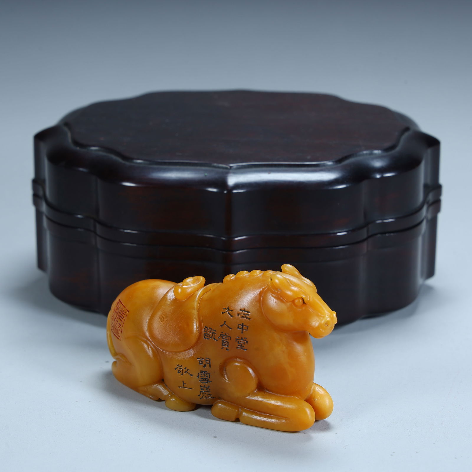 A Qing Dynasty wood carving box with Shoushan stone immediately conferred the title of marquis (1 of 10)