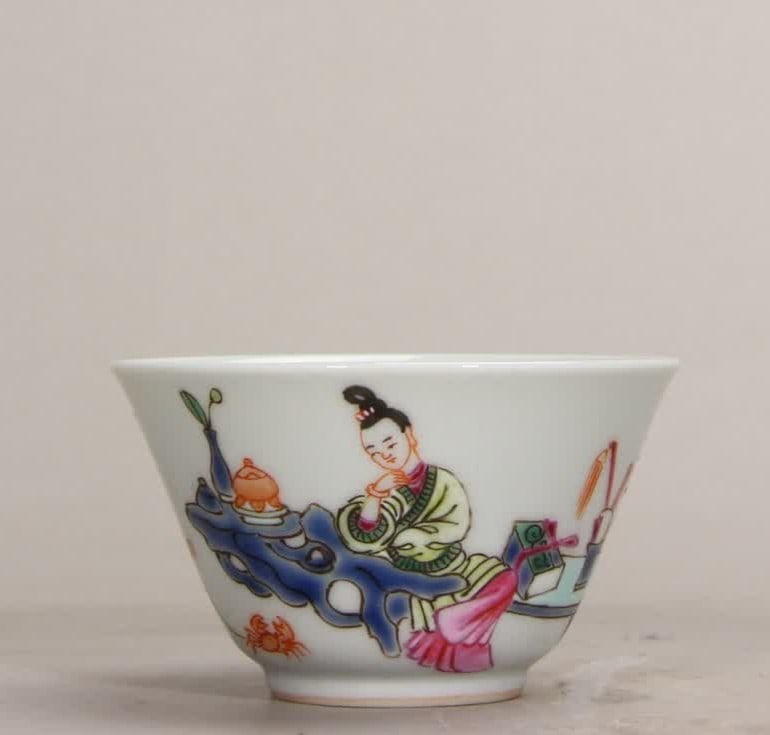 A picture of the Qing Dynasty Yongzheng Sanniang teaching her son tea round: Qing Dynasty Yongzheng Sanniang taught her son to paint tea rounds SIZE: H:3.9cm D:6.7cm (The Dimensions Of All Batches Are Manually Measured.If You Need More Detailed Information, Please Contact Our