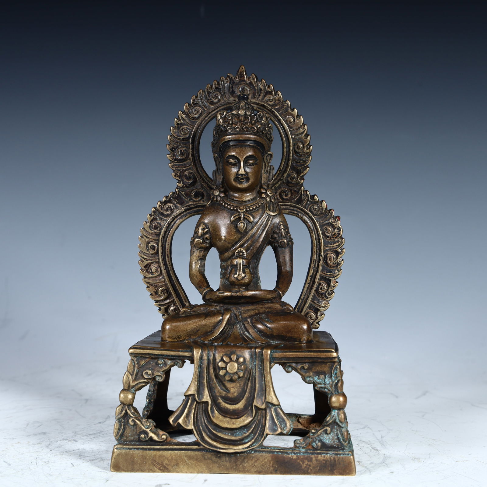 A bronze statue of the Buddha of Infinite Life in the Qing Dynasty: Qing Dynasty bronze statue of Infinite Life Buddha SIZE: H:18cm L:10.5cm W:8cm W:586g (The Dimensions Of All Batches Are Manually Measured.If You Need More Detailed Information, Please Contact