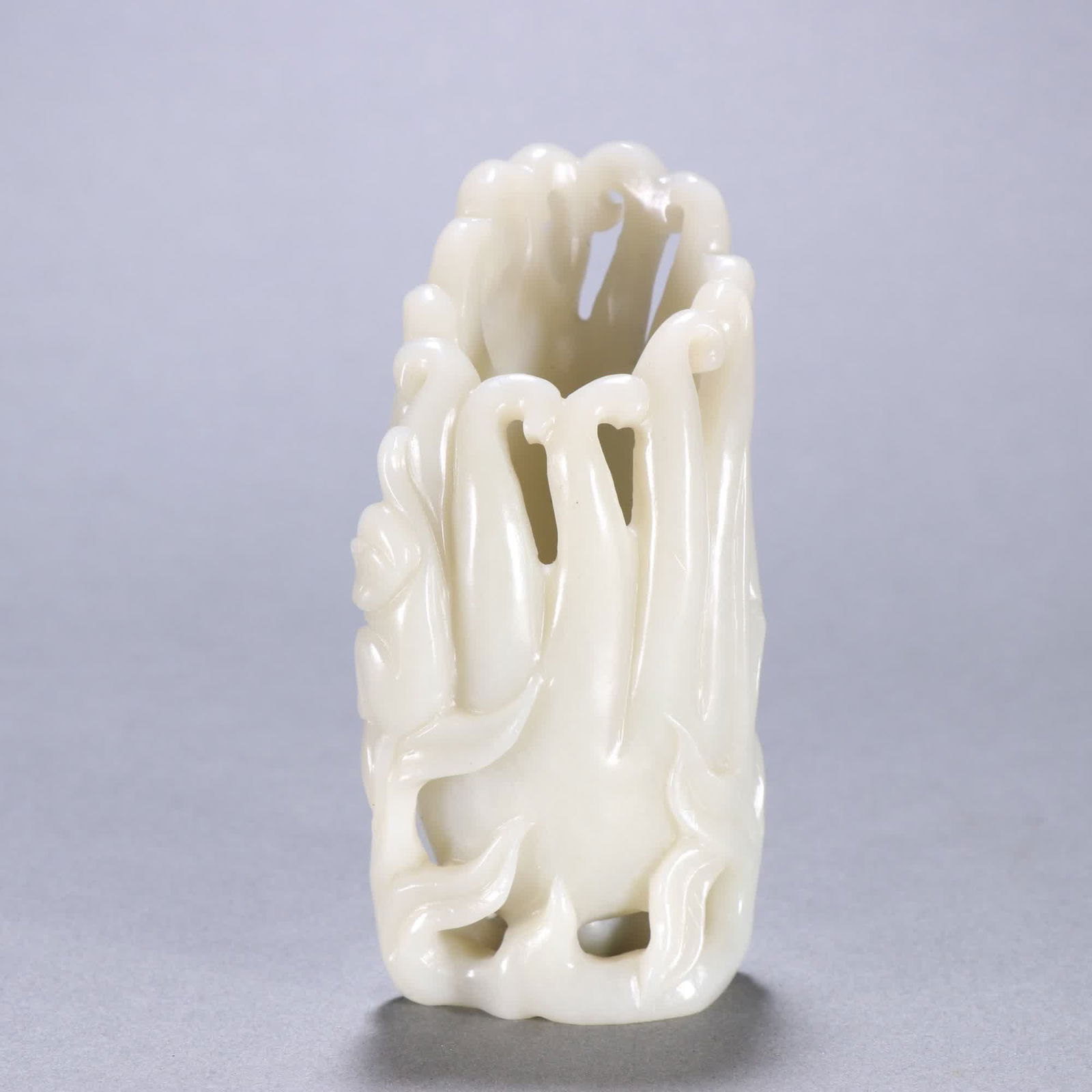 A Qing Dynasty Hetian jade Buddha hand ornament (1 of 9)