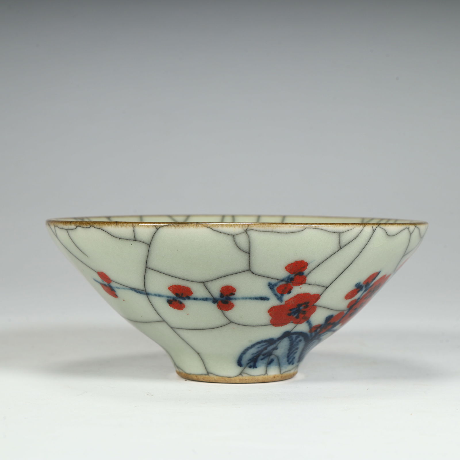 A Qing Dynasty Ge glaze blue and white glaze red plum pattern hat bowl: Qing Dynasty Ge glaze blue and white glaze red plum pattern hat bowl SIZE: H:5cm L:11.5cm W:11.5cm W:166.7g (The Dimensions Of All Batches Are Manually Measured.If You Need More Detailed Information,