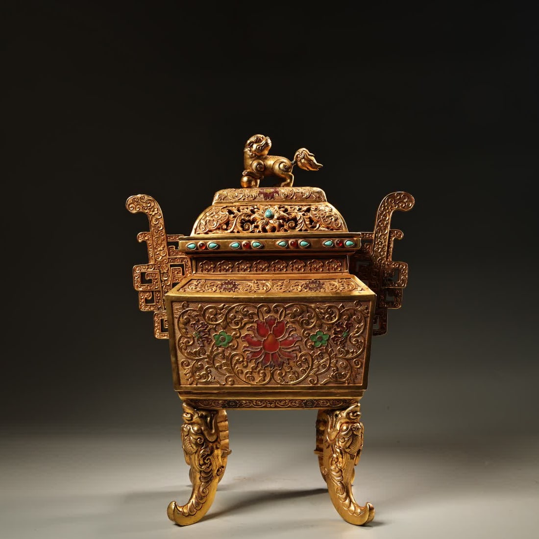 A pure purple copper high relief engraving inlaid with gemstone cloisonné square lion lid incense: Qing Dynasty imperial collection pure purple copper high relief engraving inlaid with gemstone cloisonné square lion cover incense burner SIZE: W:3128g H:30cm W:23cm (The Dimensions Of All Batches Ar