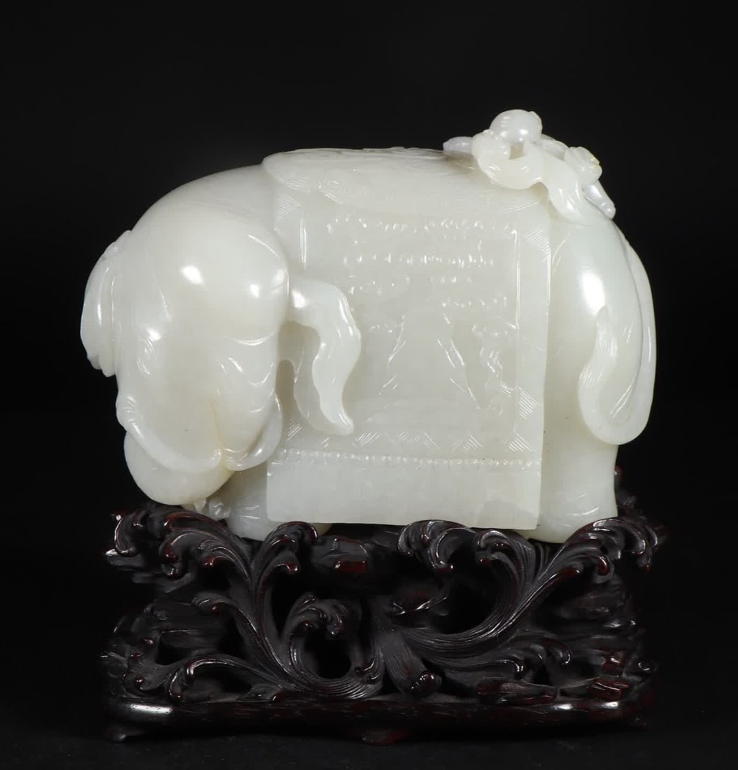 A Qing Dynasty Hetian jade boy washing elephant ornament (1 of 9)