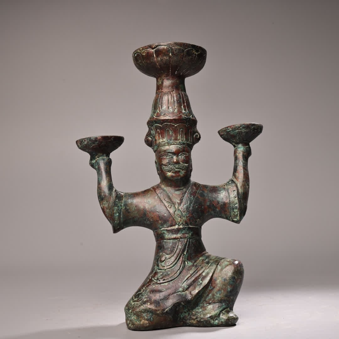 A bronze figure top pull table: Bronze figure top puller SIZE: W:1400g H:25.5cm W:18.5cm (The Dimensions Of All Batches Are Manually Measured.If You Need More Detailed Information, Please Contact Our Customer Service Before Bidding.