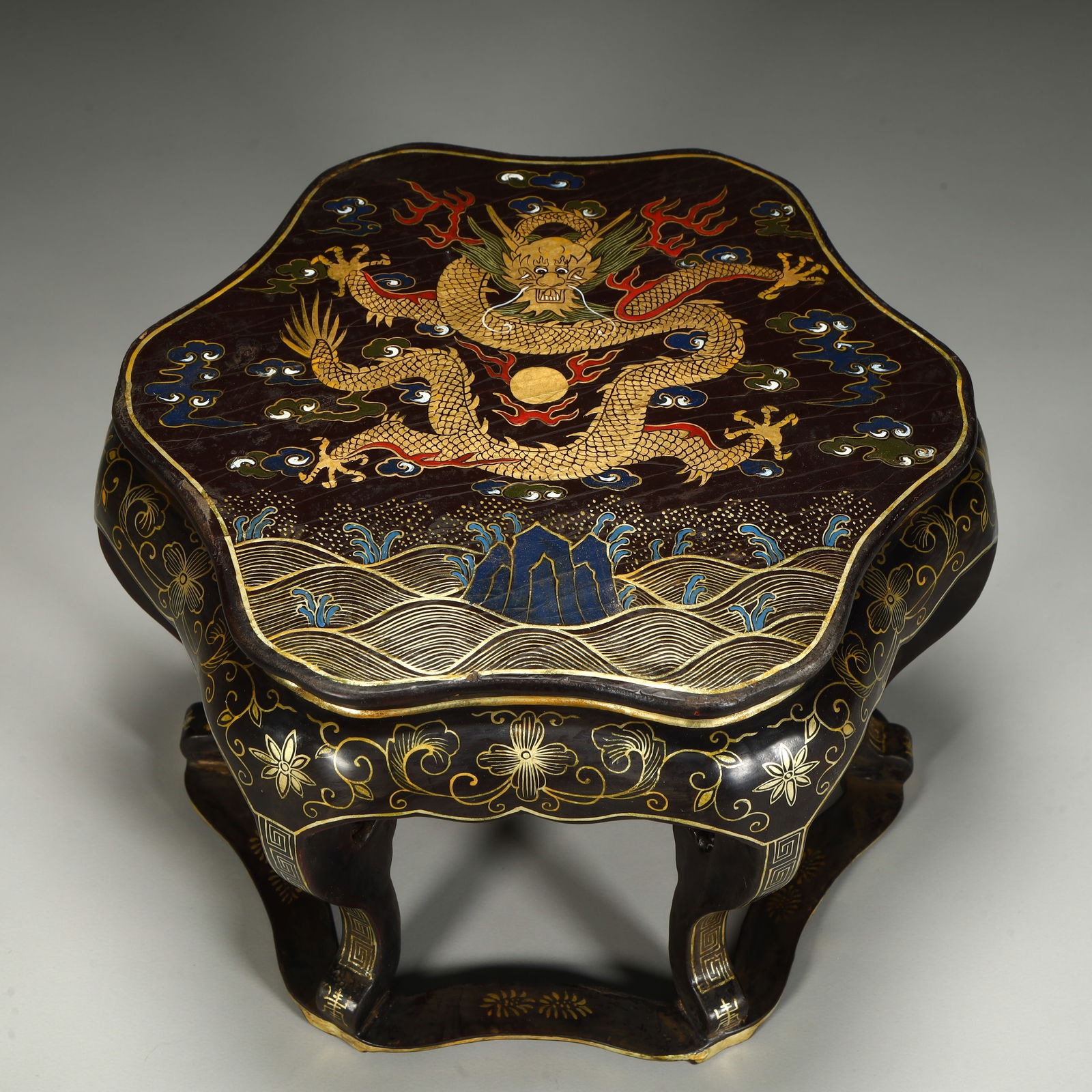 One by one, the Qing Dynasty black lacquer gold-painted seawater river cliff dragon pattern seat: A Qing Dynasty black lacquer gilded seawater river cliff dragon pattern seat SIZE: H:15.5cm L:22cm W:20cm W:429g (The Dimensions Of All Batches Are Manually Measured.If You Need More Detailed
