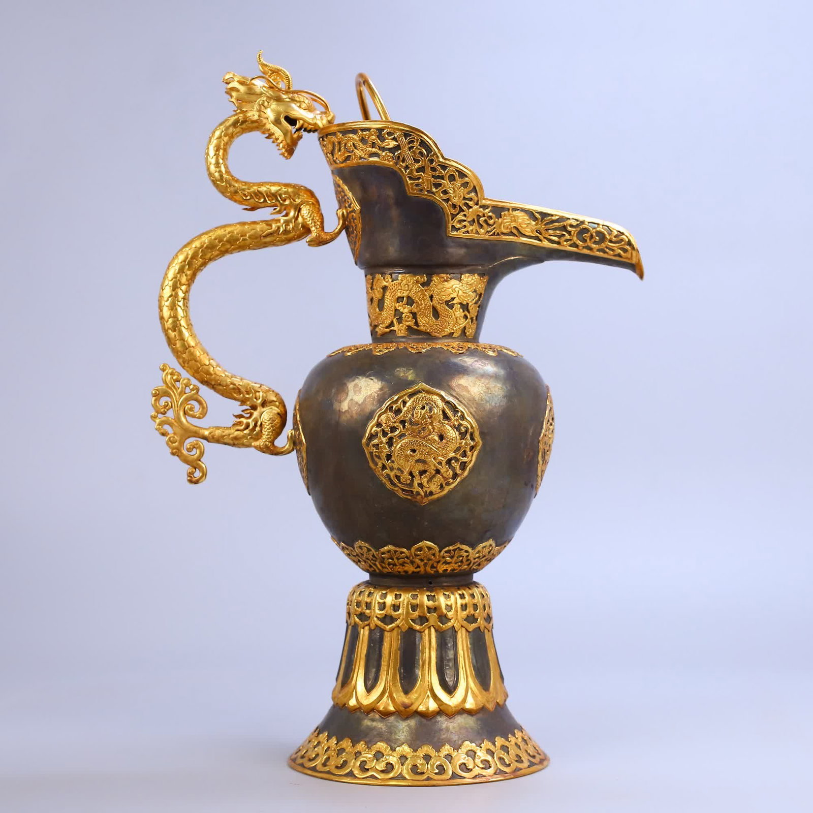 A Liao Dynasty engraved Persian dragon pot: Liao Dynasty carved Persian dragon pot SIZE: H:41cm W:30cm W:1935g (The Dimensions Of All Batches Are Manually Measured.If You Need More Detailed Information, Please Contact Our Customer Service Befor