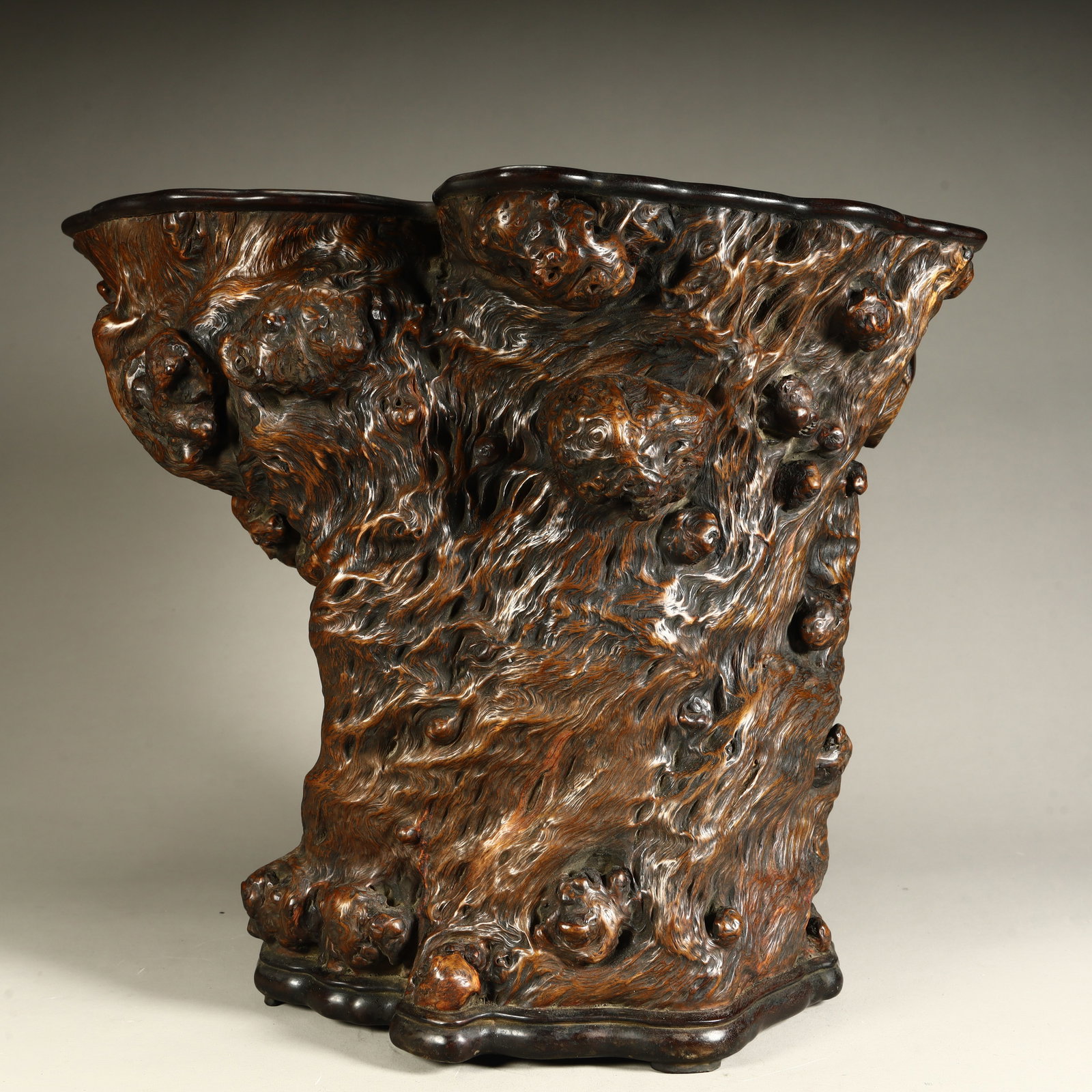A Qing Dynasty natural wood nodule conformal pen holder: Qing Dynasty natural wood nodule conforming pen holder SIZE: H:30cm L:37cm W:24cm W:4.3kg (The Dimensions Of All Batches Are Manually Measured.If You Need More Detailed Information, Please Contact