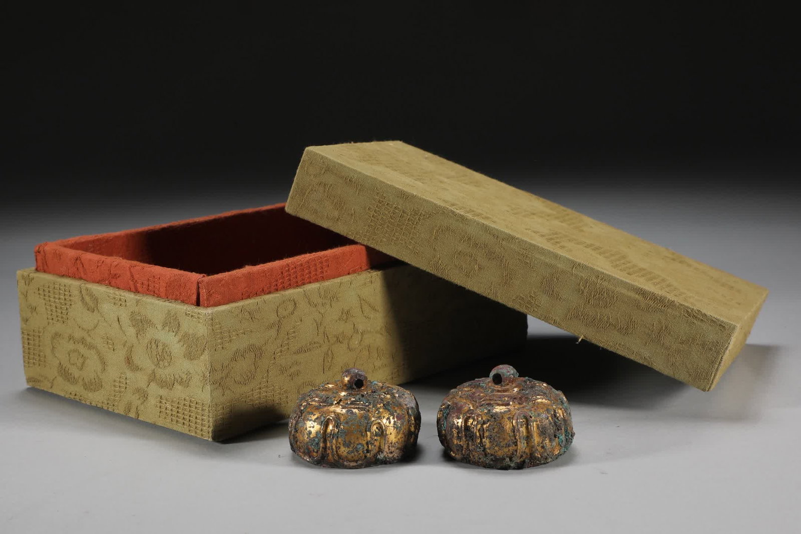 A pair of copper-tired gilt lotus petals in the Han Dynasty: A pair of copper-tired gilded lotus petals in the Han Dynasty SIZE: H: 3.5cm W: 5.2cm Single W: Approximately 250g (The Dimensions Of All Batches Are Manually Measured.If You Need More Detailed Inform